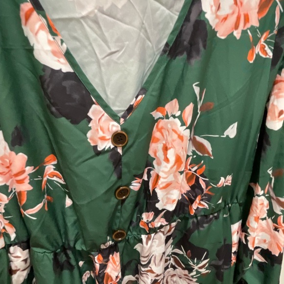 Green floral .beautiful dress - Picture 4 of 6